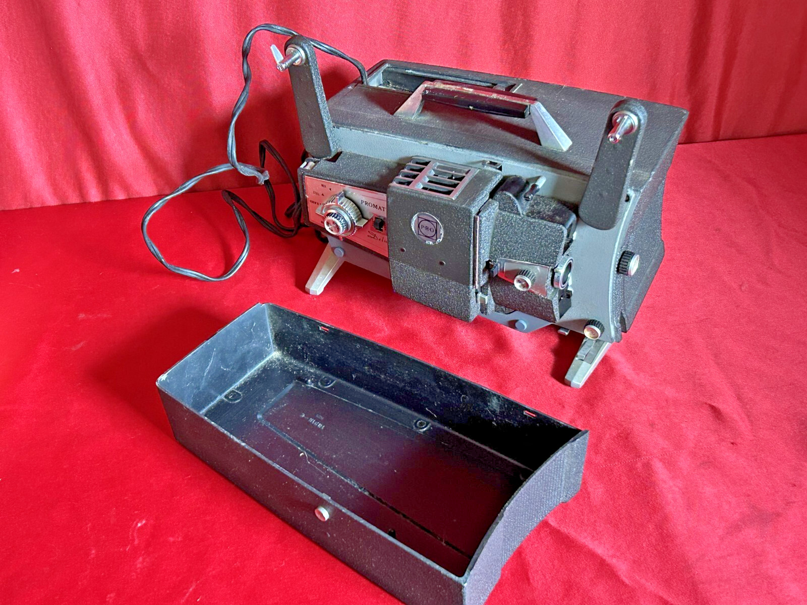 Vintage Promatic K-104P Deluxe Projector 8mm Projector B12