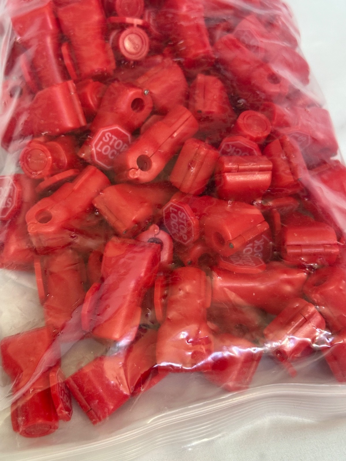200 pcs Red Stop Lock Peg Hook Locks Plastic for Retail Shop Security Anti Theft