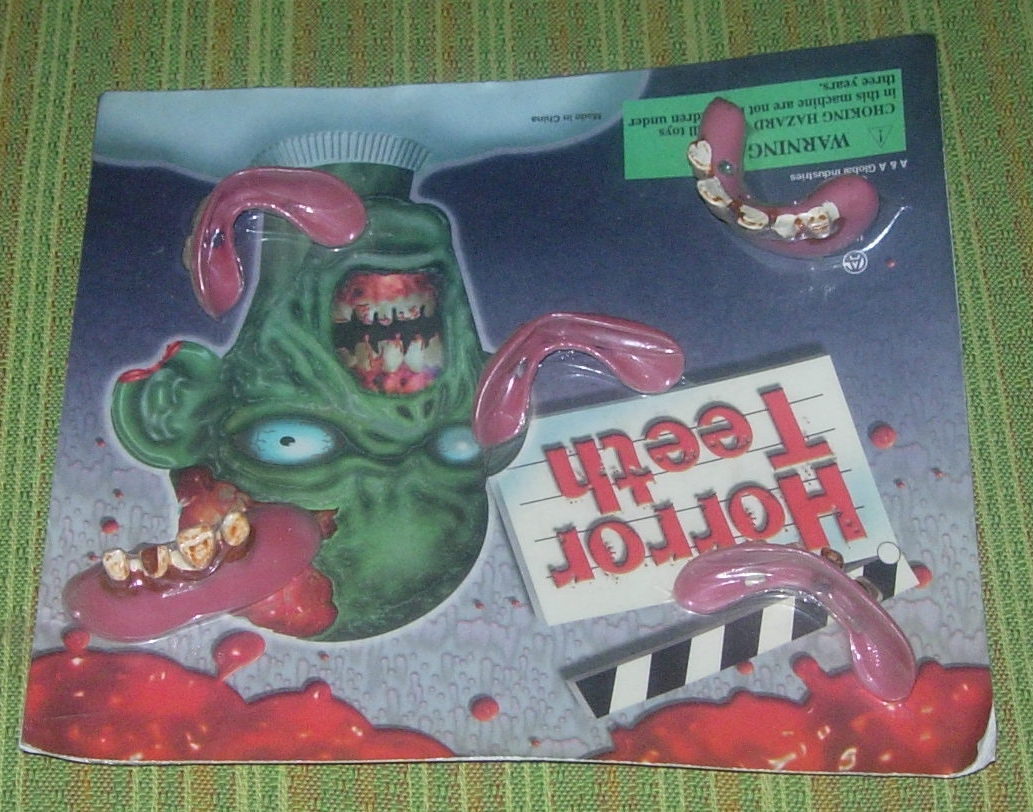 HORROR TEETH GUMBALL PRIZE MACHINE DISPLAY CARD WITH TEETH C. 2000 ZOMBIE