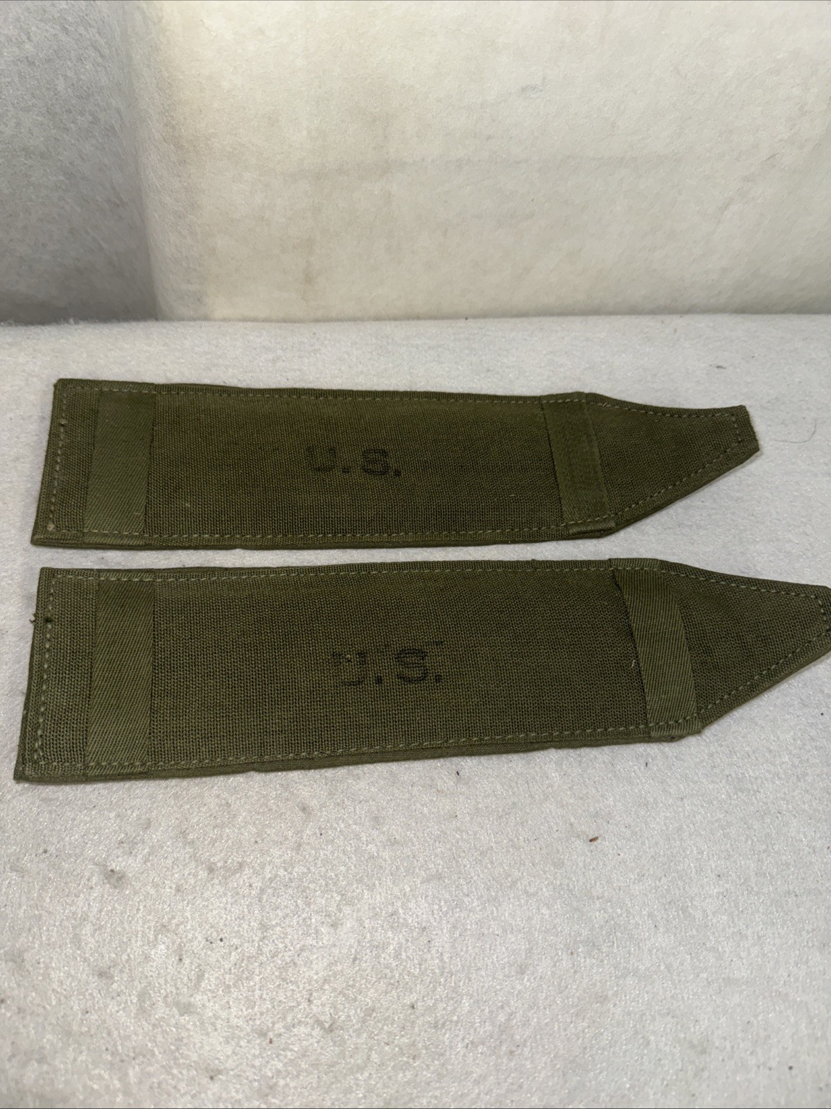 PAIR OF UNISSUED WWII US ARMY REPLACEMENT SHOULDER STRAP PADS (1945)