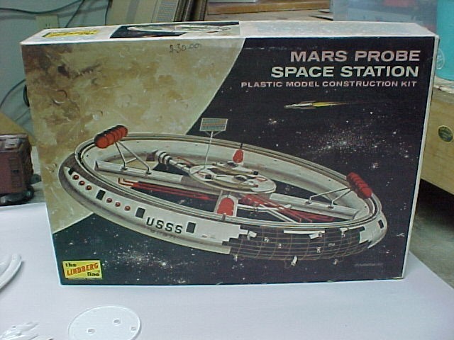 Lindberg Mars Probe Space Station Plastic Model Kit - no decals