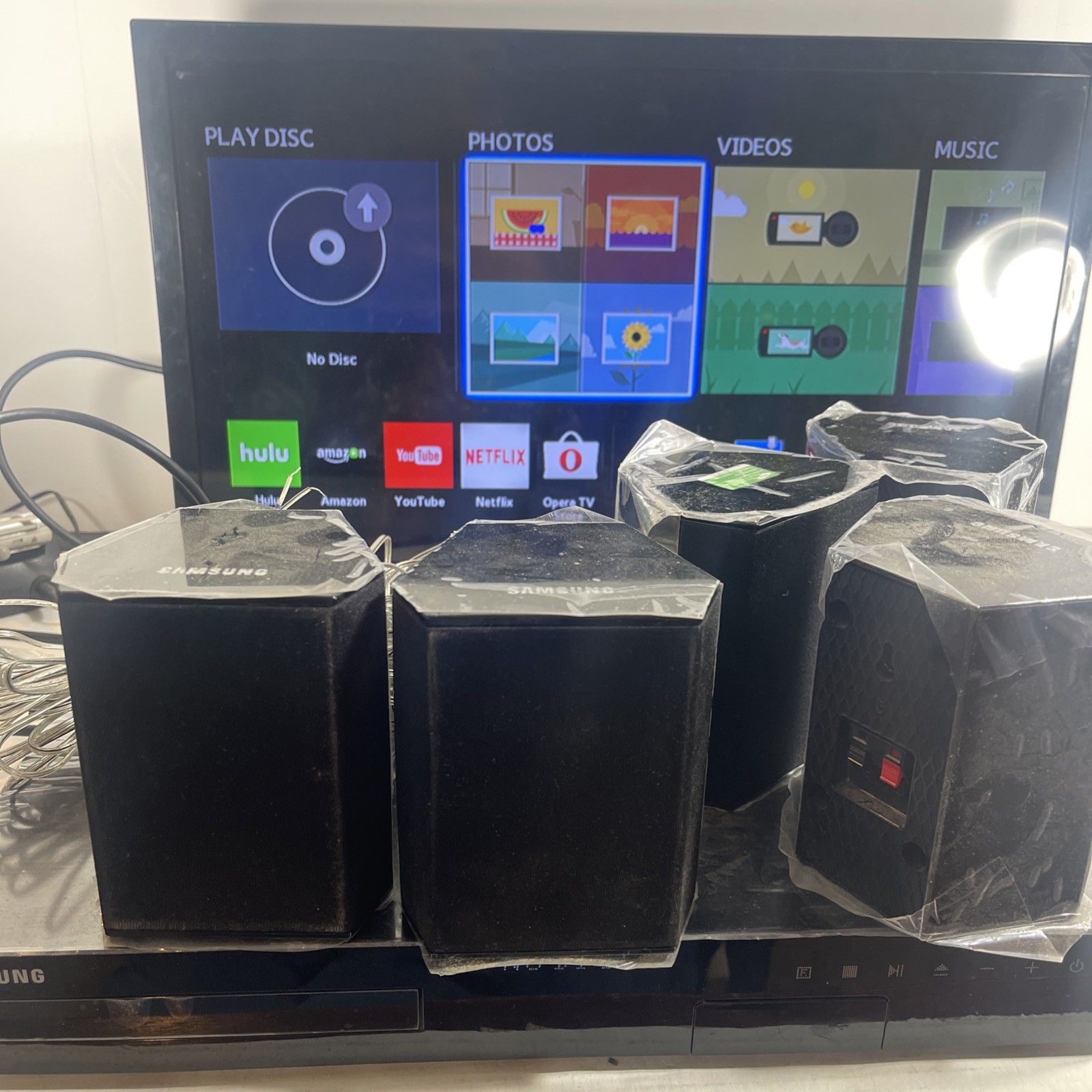 Samsung HT-J4500 Blu-ray 3D Home Entertainment System 5 Speakers No Sub/remote
