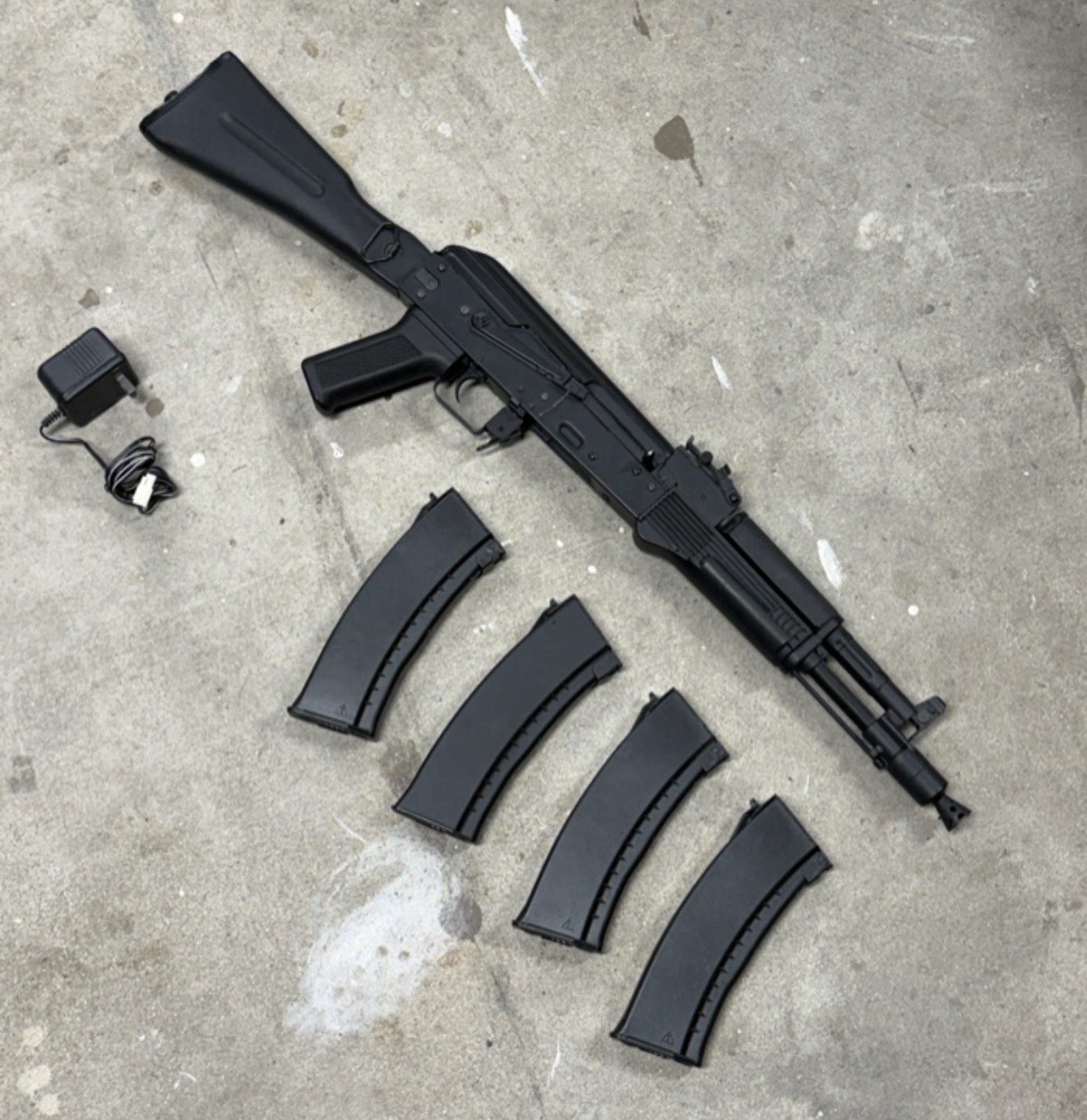 Airsoft Ak105 + 4 Mags + Battery - bundle! (Brand new!)