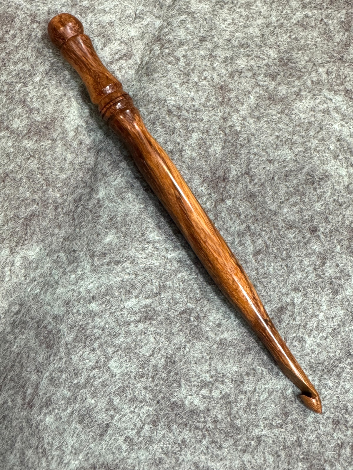 Hand carved beautiful MARBLE WOOD  YARN  CROCHET HOOK  size H