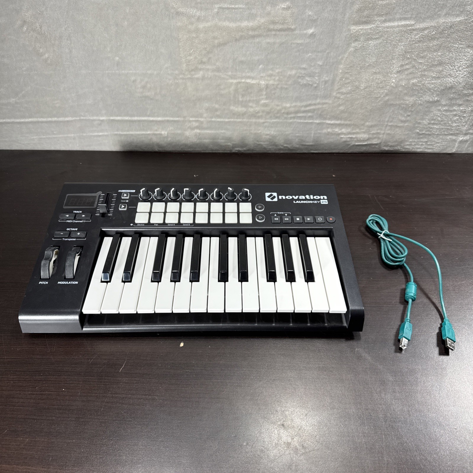 Novation Launchkey Mk2 25 Midi USB Keyboard W Drum Pads Tested Working