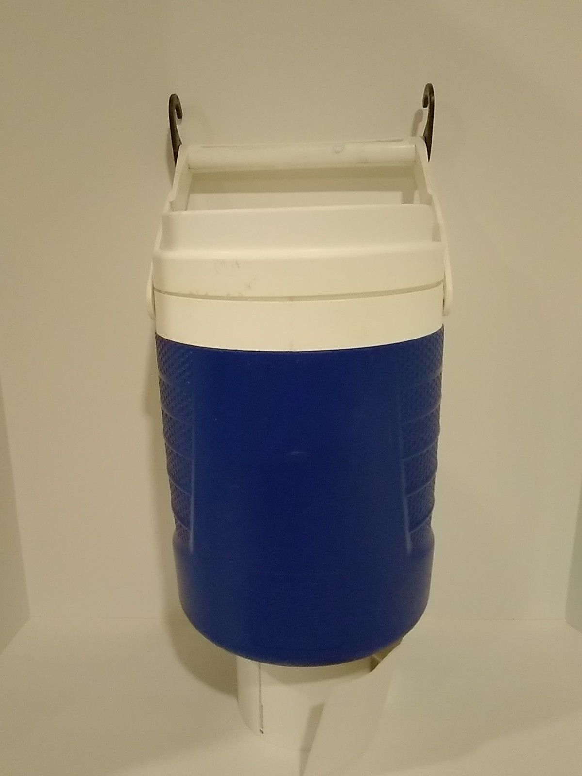 Igloo 2 Gallon Beverage Cooler with Handle, Chain Link Hooks and Spout