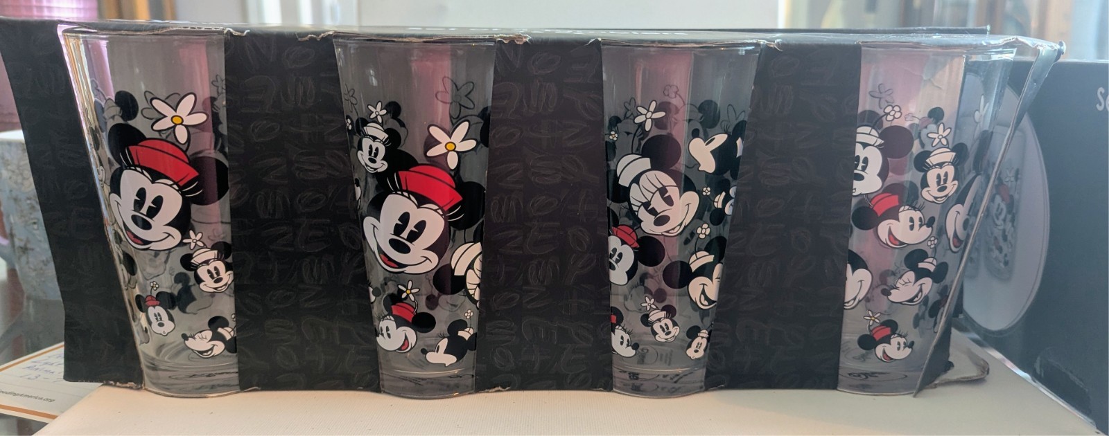 Disney New All Over Minnie Glass 16oz Tumblers Set of 4.