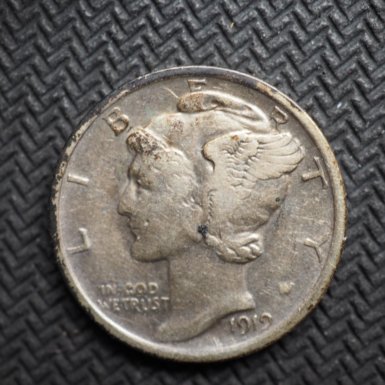 1919  **P**MERCURY   HEAD  SILVER DIME - FREE SHIPPING! C2517