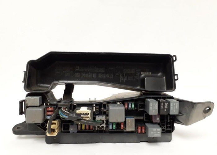 2004-2008 Toyota Corolla Engine Fuse Box Assembly OEM