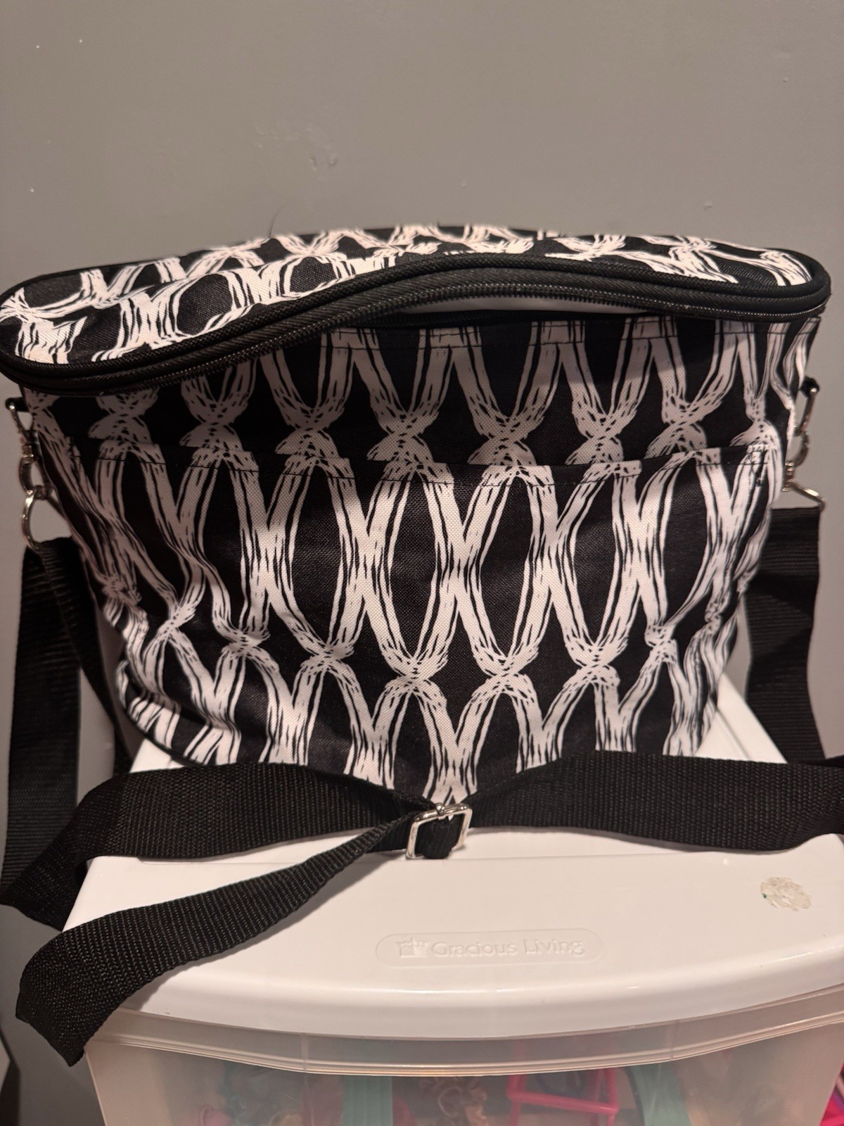 Used Thirty-One Picnic Thermal Insulated Cooler Tote  14" x 10" x 9" oval bag