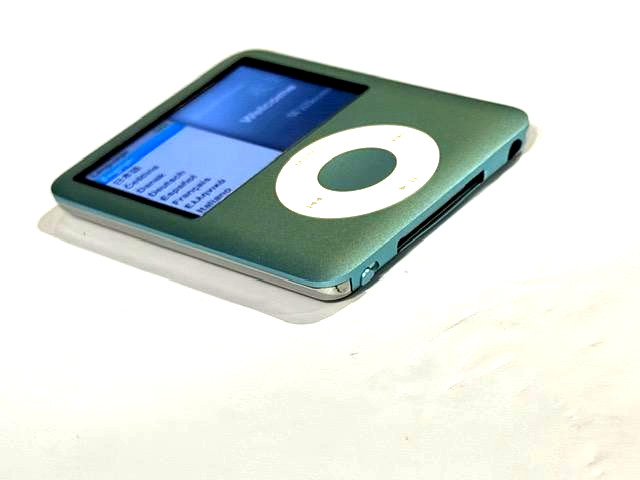iPod Nano 3rd Generation 8GB Blue with Silver Back- Excellent Perfection