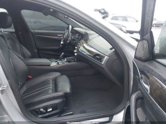 530I      2017 Glove Box 4947008
