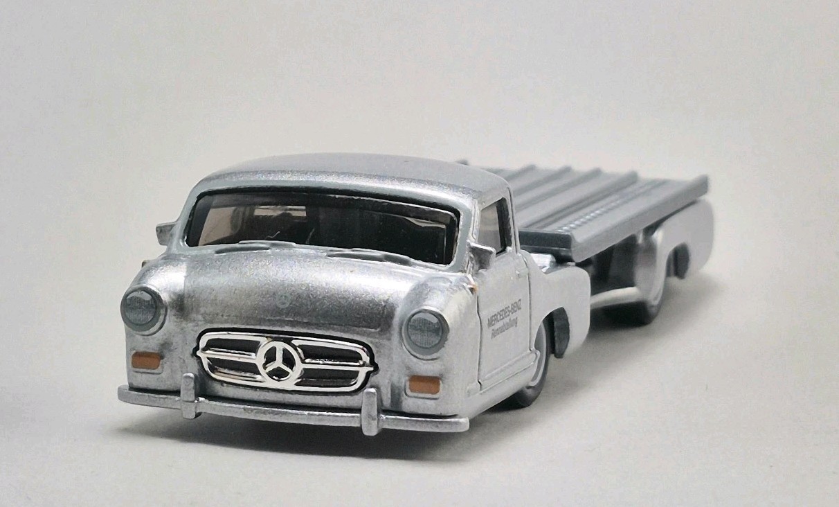MERCEDES BENZ TRANSPORT TRUCK Diorama Collectible DieCast Model 1:64 LOOSE