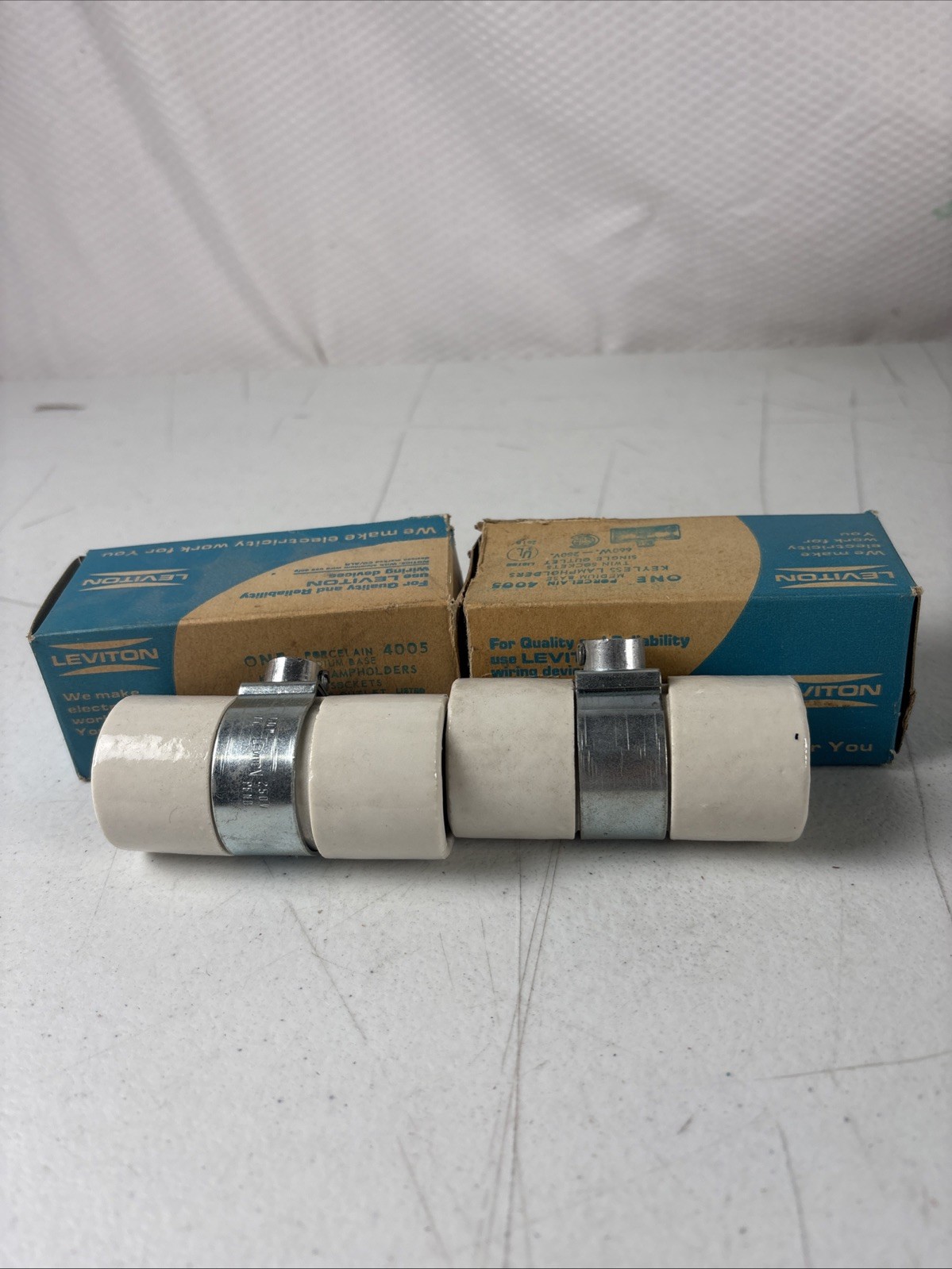 LEVITON Twin MEDIUM Base PORCELAIN Keyless DUAL Outlet 4005 LAMPHOLDERs Lot Of 2