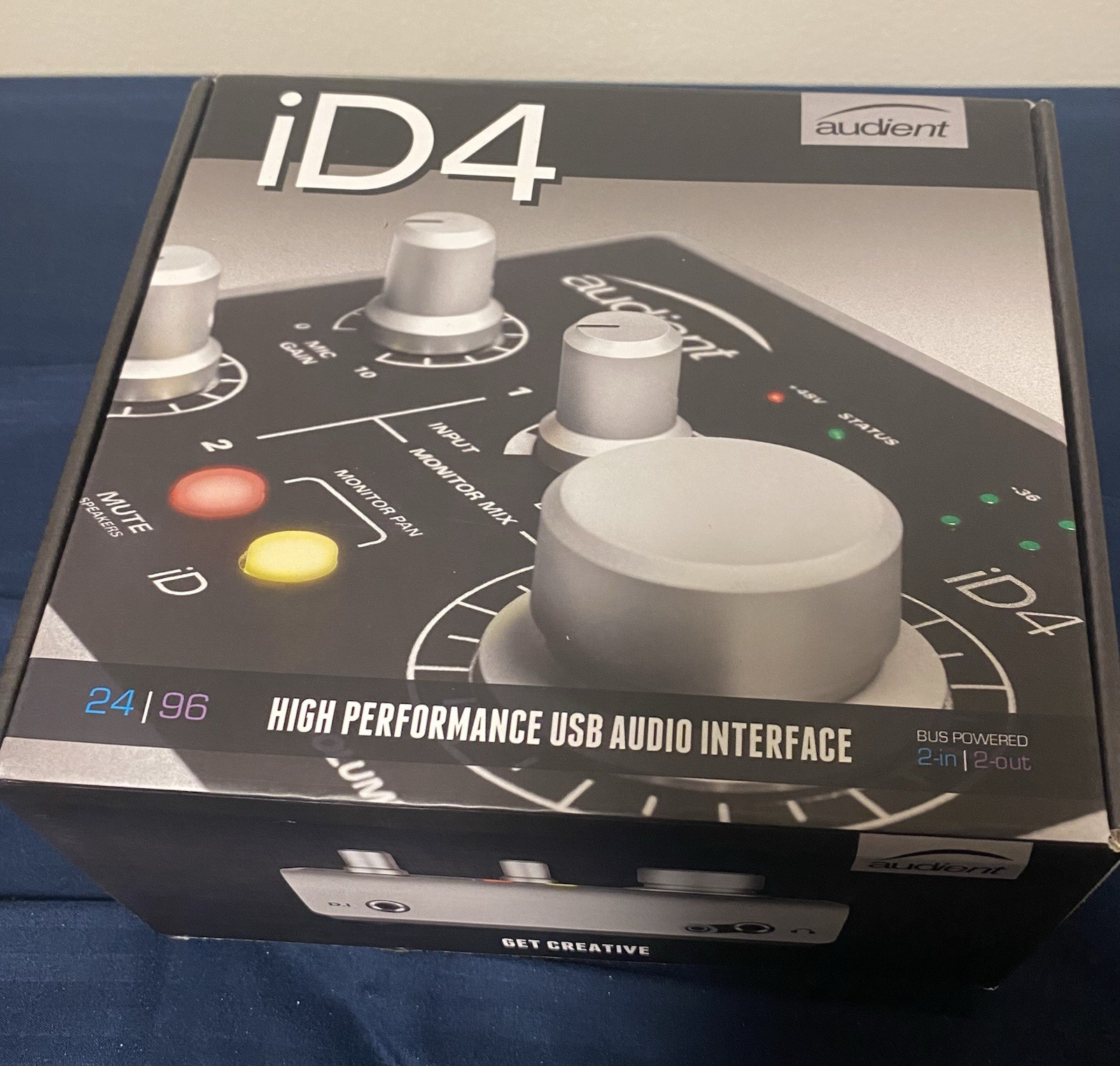 Audient iD4 USB Audio Interface 24-bit/96kHz Bus-Powered Phantom USB Cable