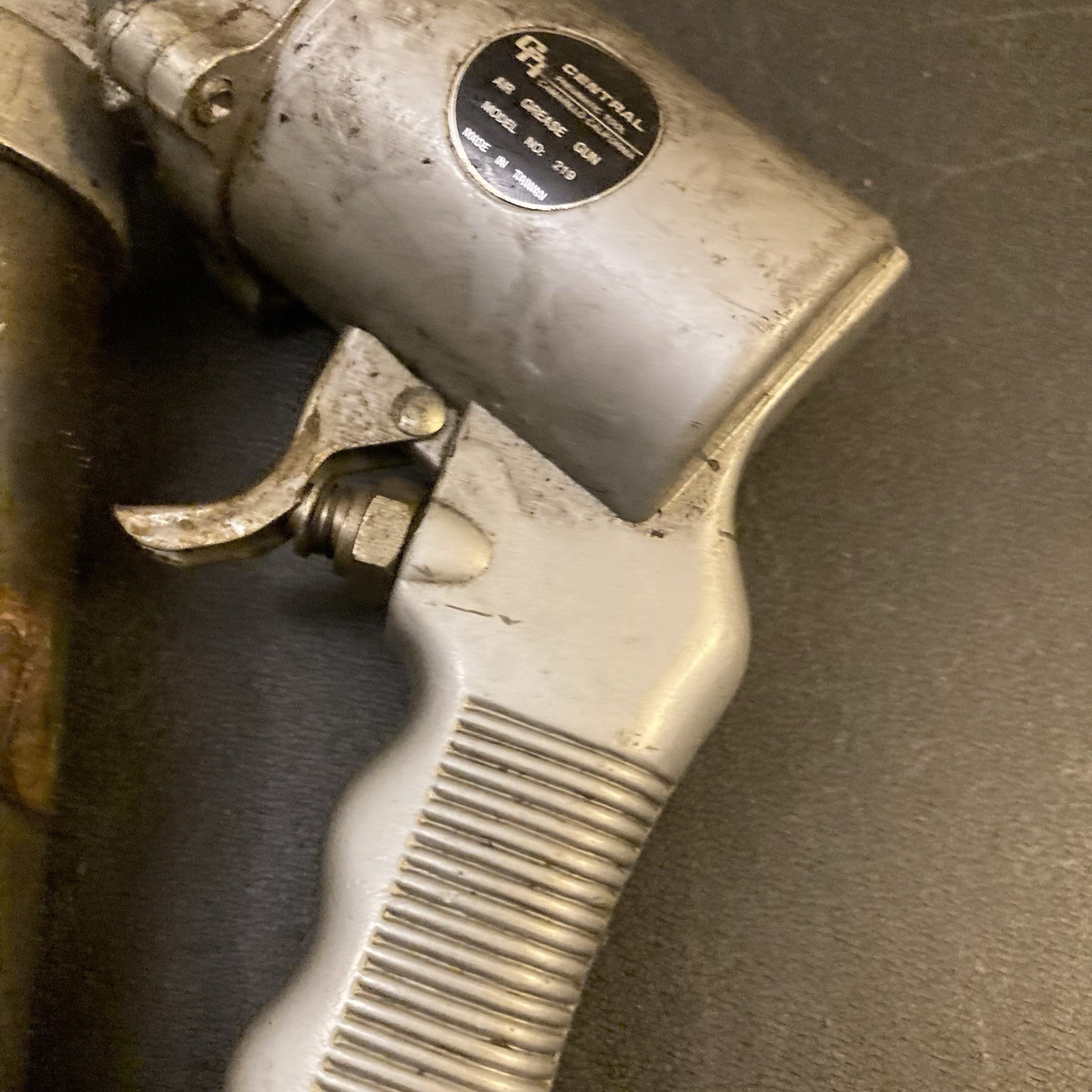 Central Pneumatic Air Grease Gun 219