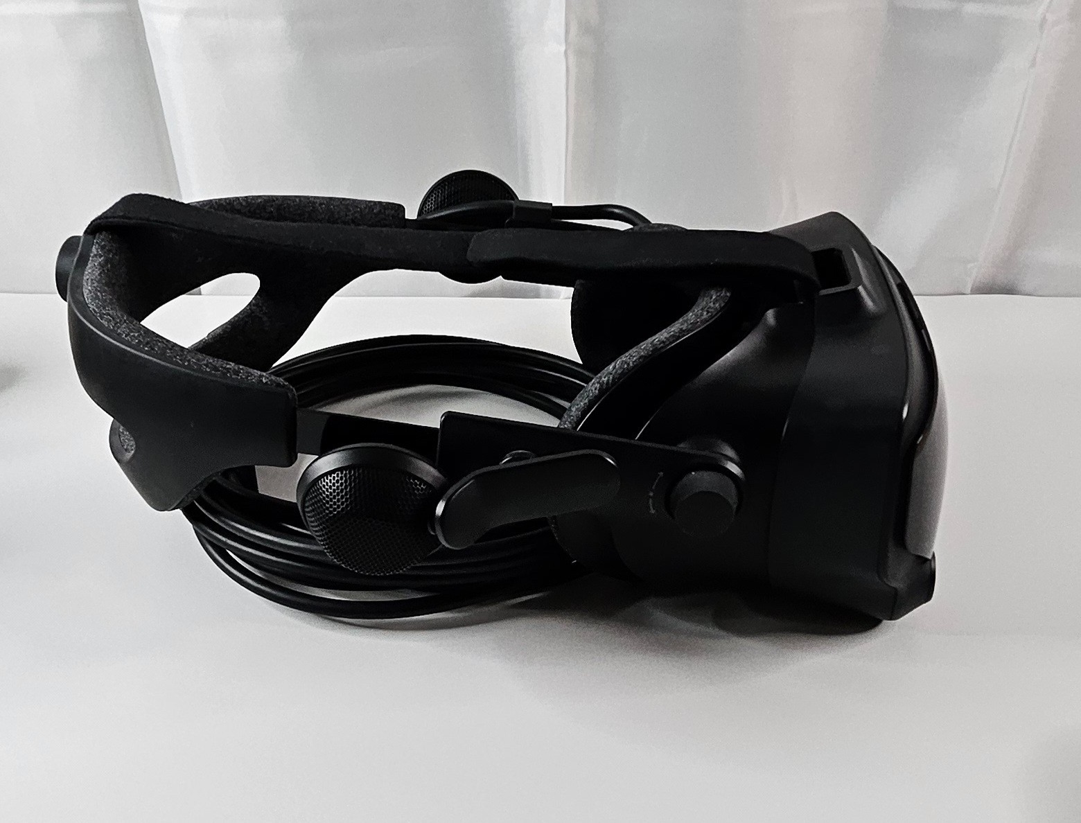 Valve Index VR Headset Full Kit w/ 2.0 Base Stations, Knuckles Controllers