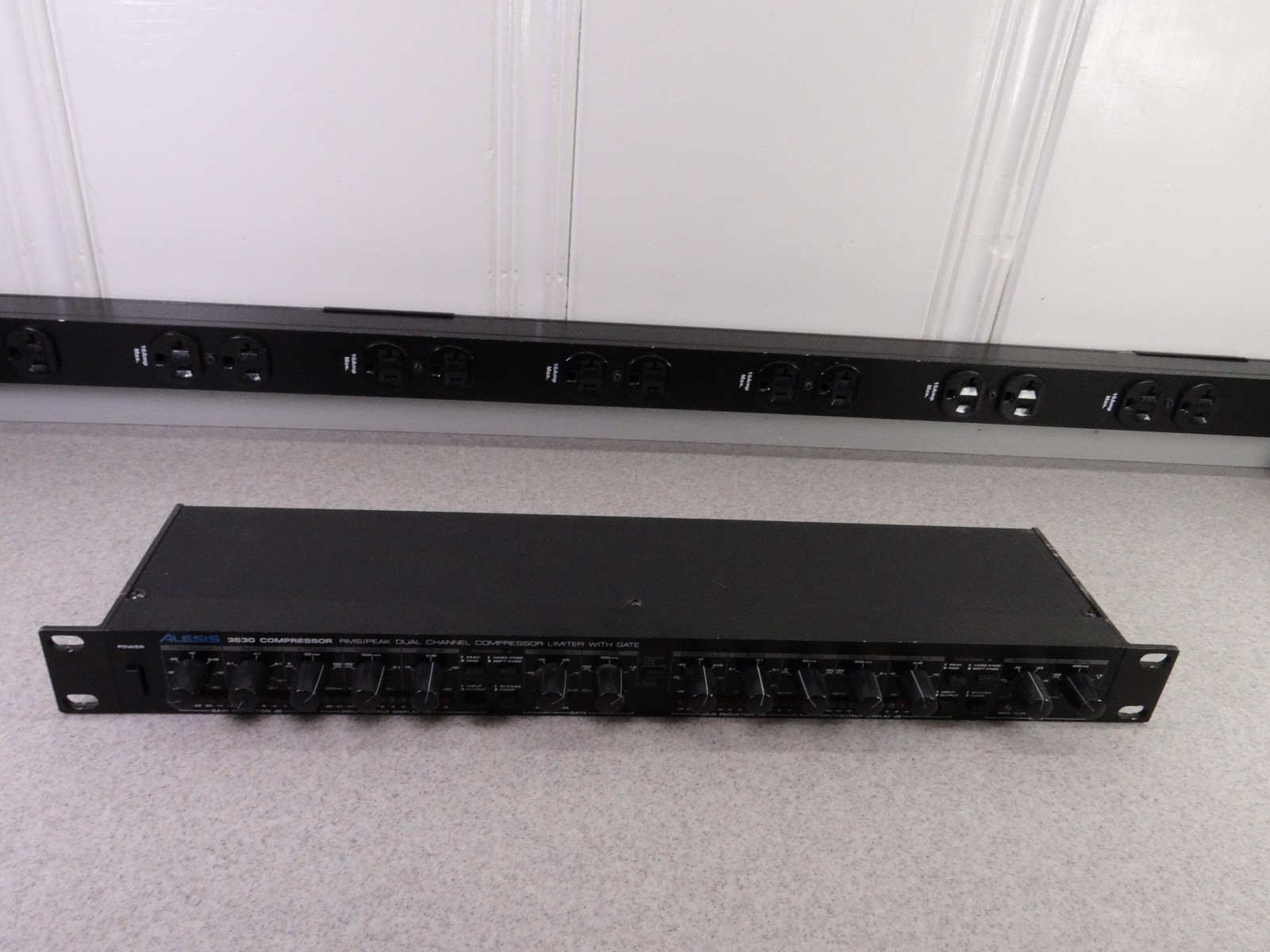 Alesis 3630 Dual-Channel Compressor Limiter with Gate *AS IS .. Parts Repair