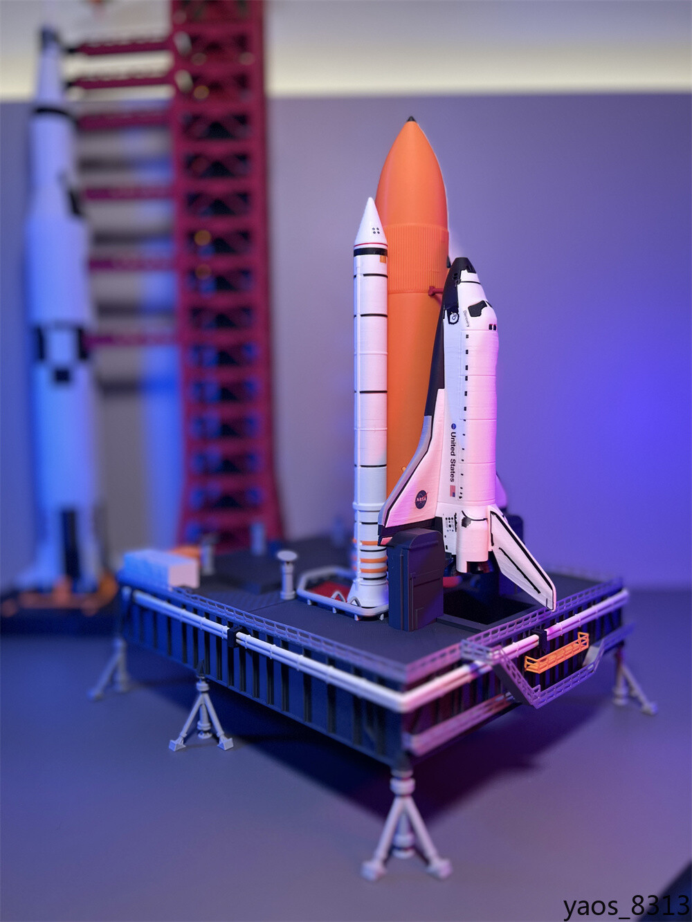 1:200 Scale STS Discovery OV-103 Space Shuttle Model Set with Launch pad