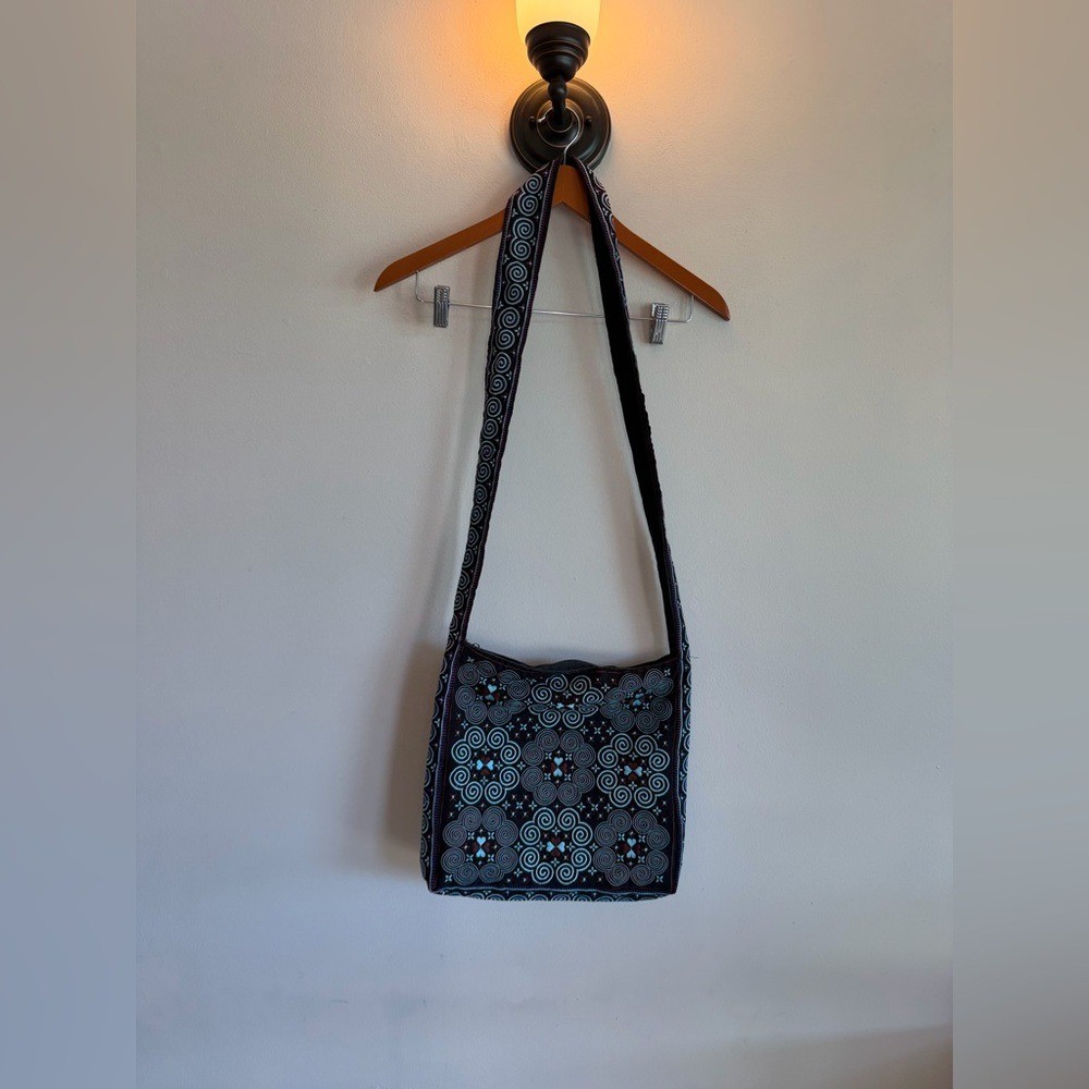 Elegant Black and Gray Patterned Shoulder Bag
