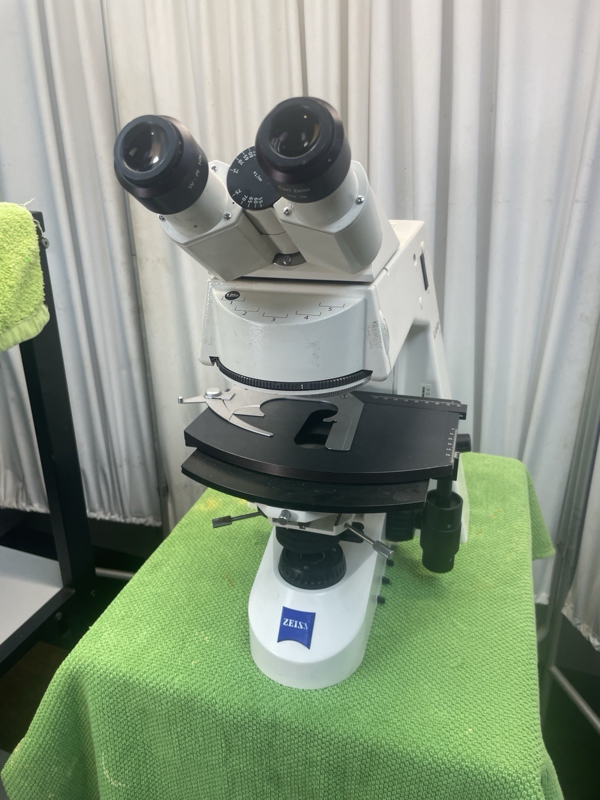 Carl Zeiss Axioskop 2 Plus Trinocular Microscope stage light source objectives