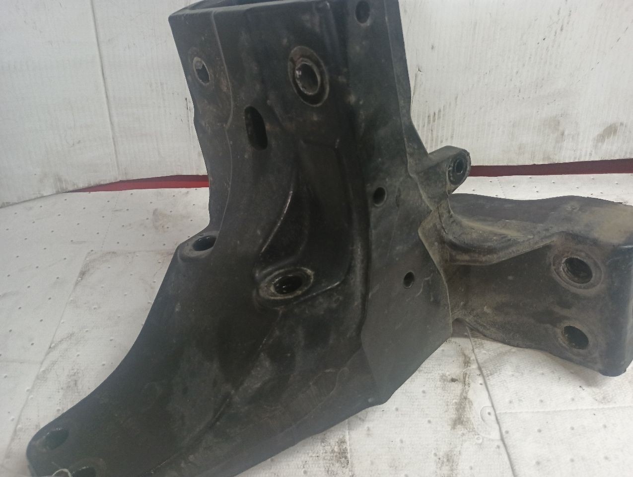A85-6136 Kenworth T800B Left Driver Cab Mount (12246793
