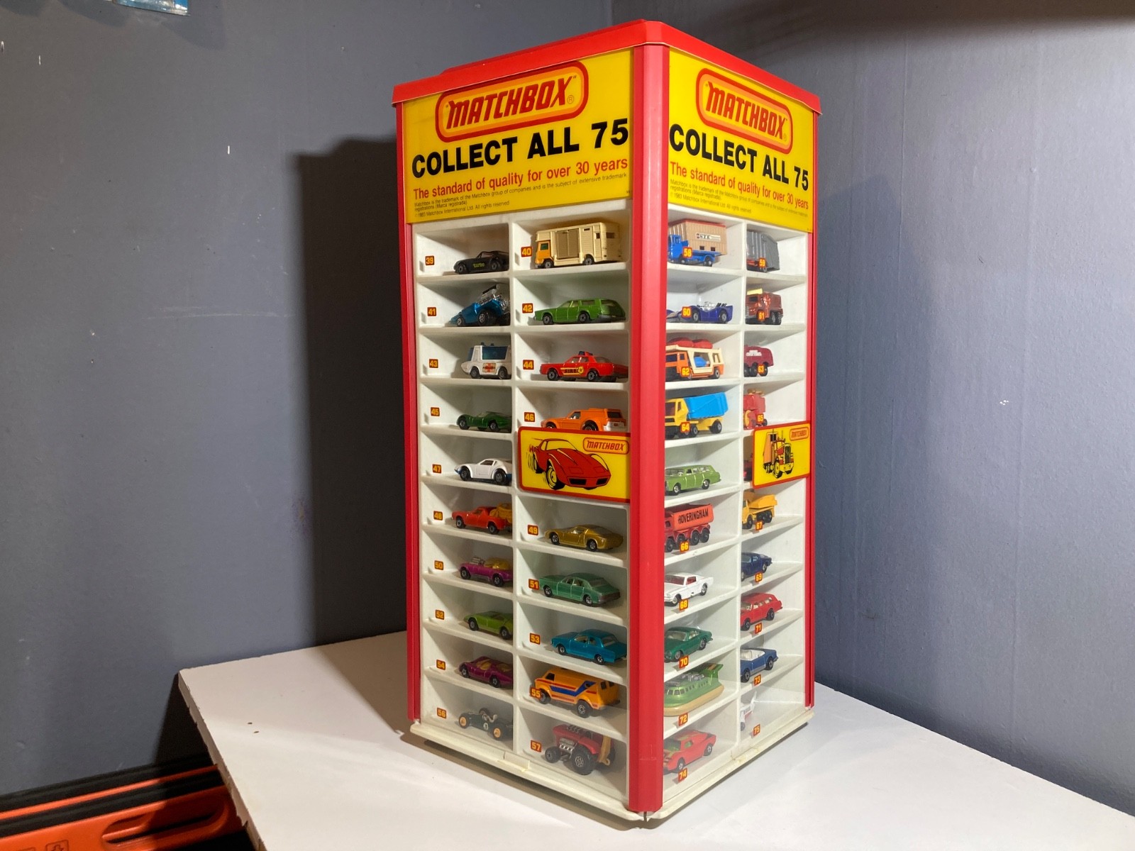 Rare**Vintage Matchbox store counter top Display case with 78 different vehicles