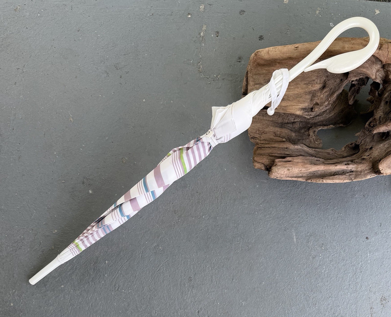 Vintage Gloria Vanderbilt Signature Umbrella  White Swan Handle 35” L x 37” D