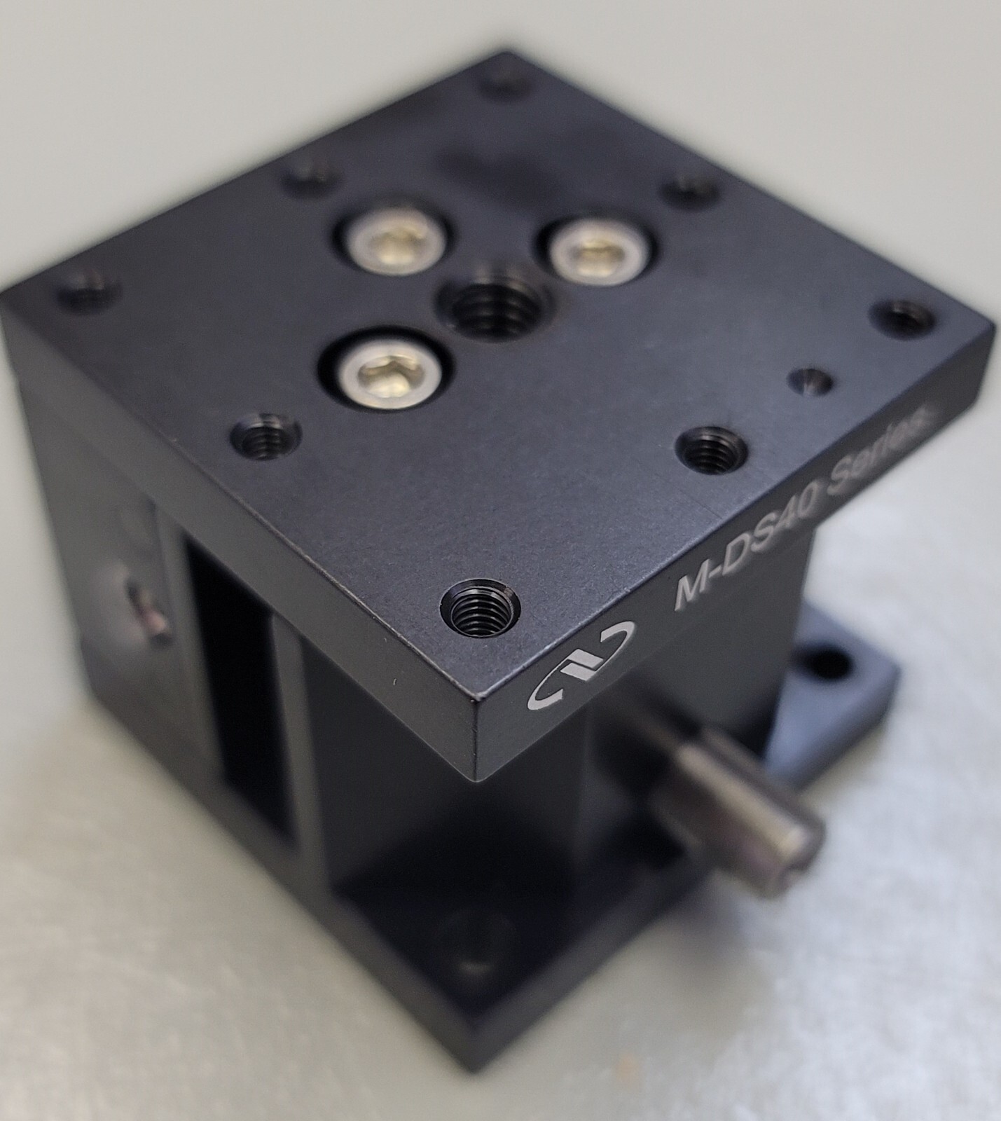 ** NEW ** Newport Optics M-DS40-Z Compact Vertical Linear Translation Stage 40mm