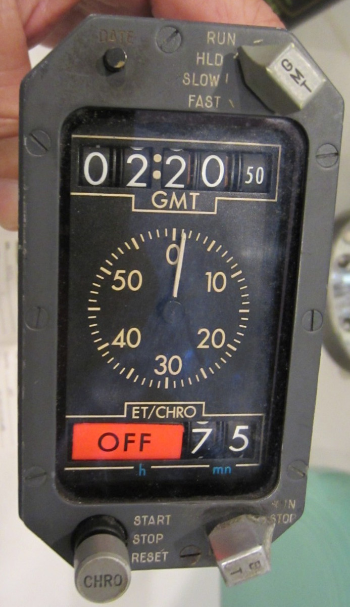 ELECTRONIC AIRCRAFT CLOCK KOREAN AIRLINES  P/N APE2650 MADE FRANCE AIRBUS N692XD
