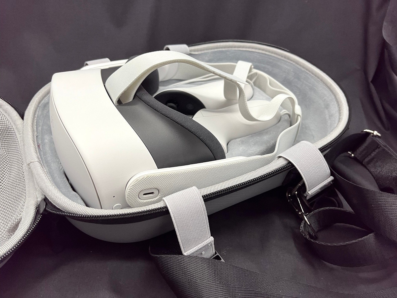 Meta Quest 3S VR Headset 128GB with Controllers and Case *Barely Used*