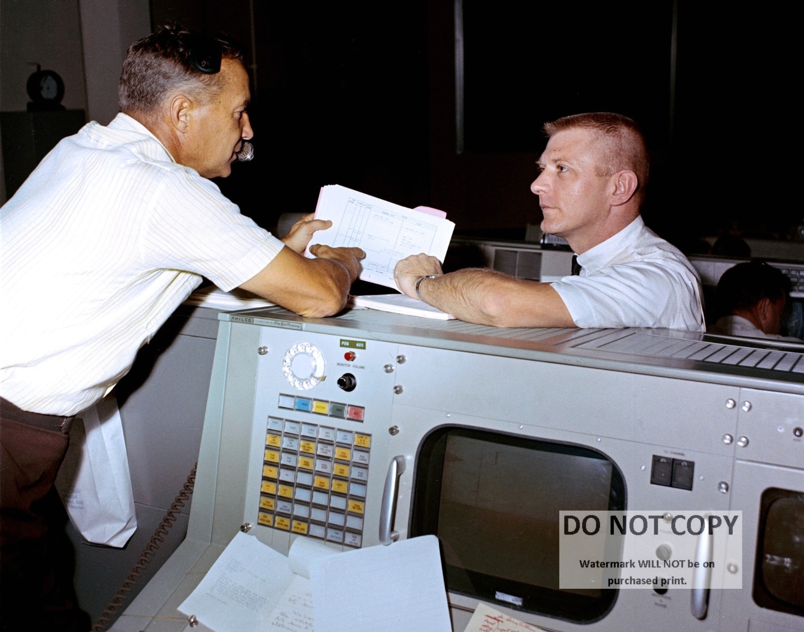 11X14 NASA PHOTO - GENE KRANZ FLIGHT DIRECTOR IN MISSION CONTROL CENTER (AA-344)