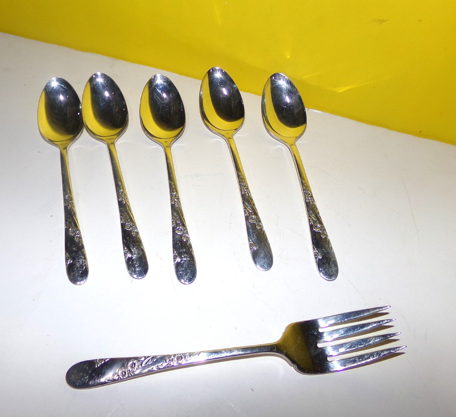 5 Oneida Community Tudor Plate Bridal Wreath Silverplate teaspoon Spoons + Fork