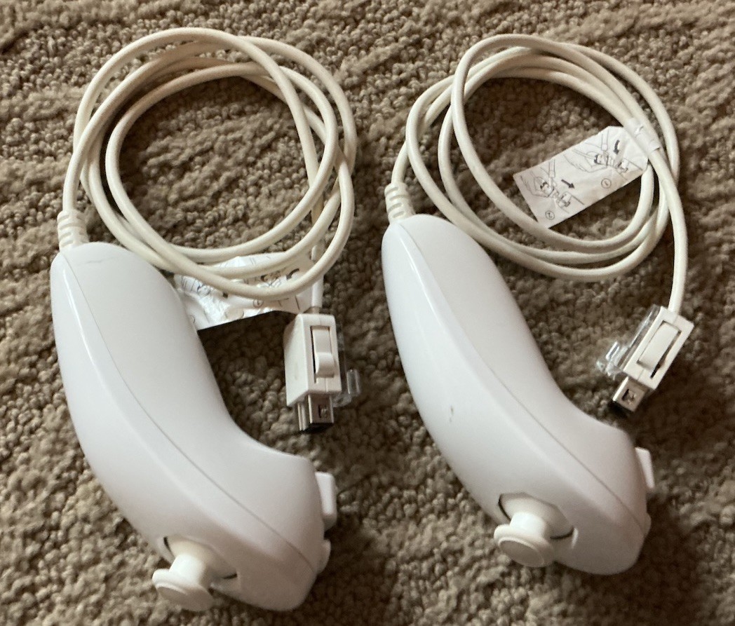 Nintendo Wii Console White USA Model Bundled w/Cables & Controllers + Game