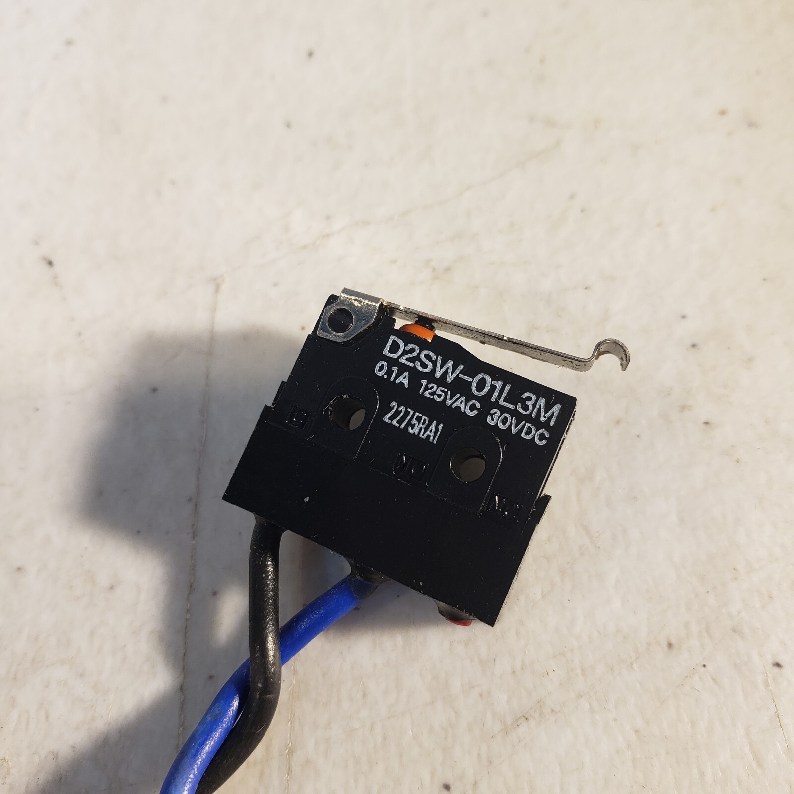 Omron D2SW-01L3M SPDT-NO/NC  Roller Lever Microswitch 100mA @ 30V DC