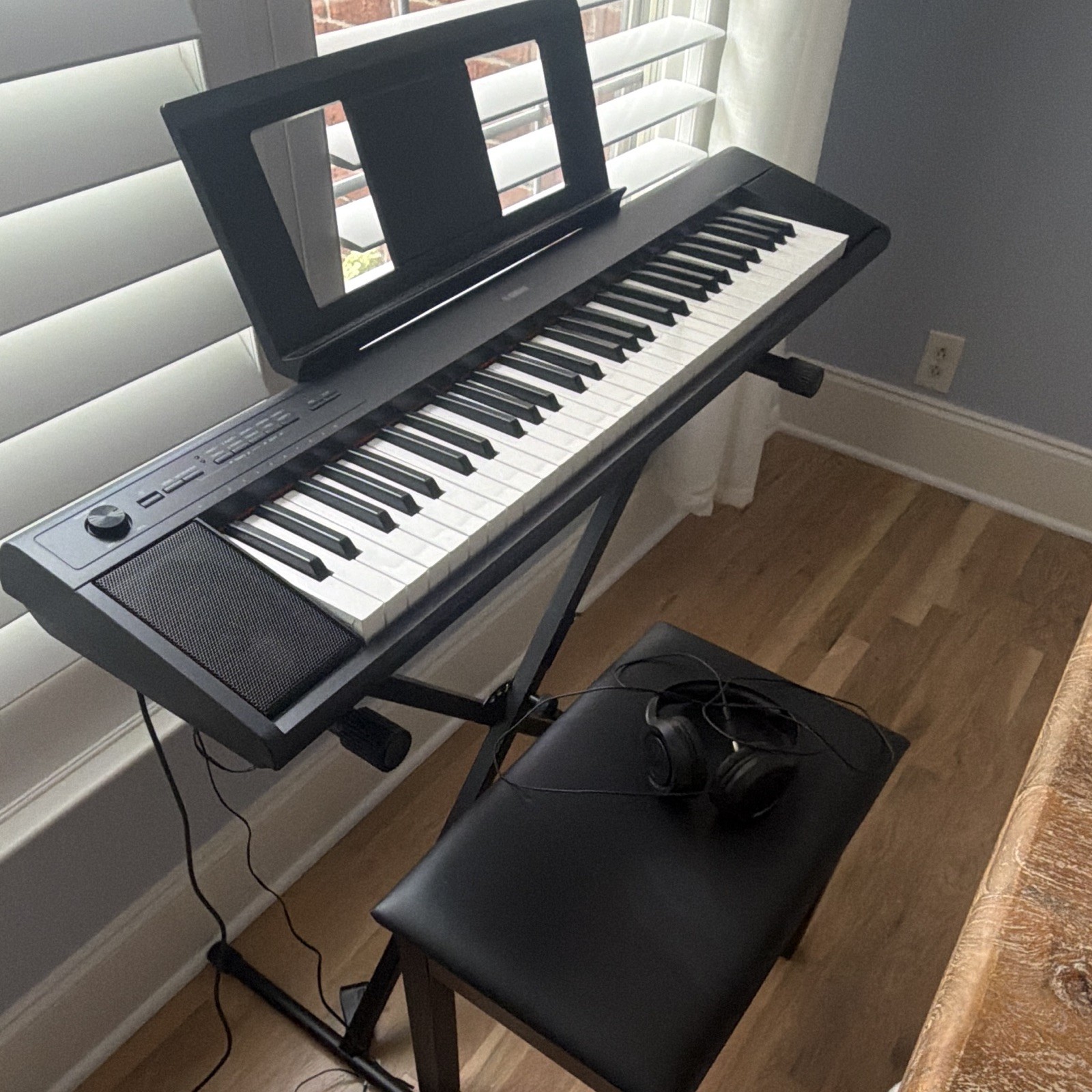 Yamaha 88-Key Black Electronic Keyboard Built-In Speaker w/ Stand Bench Phones