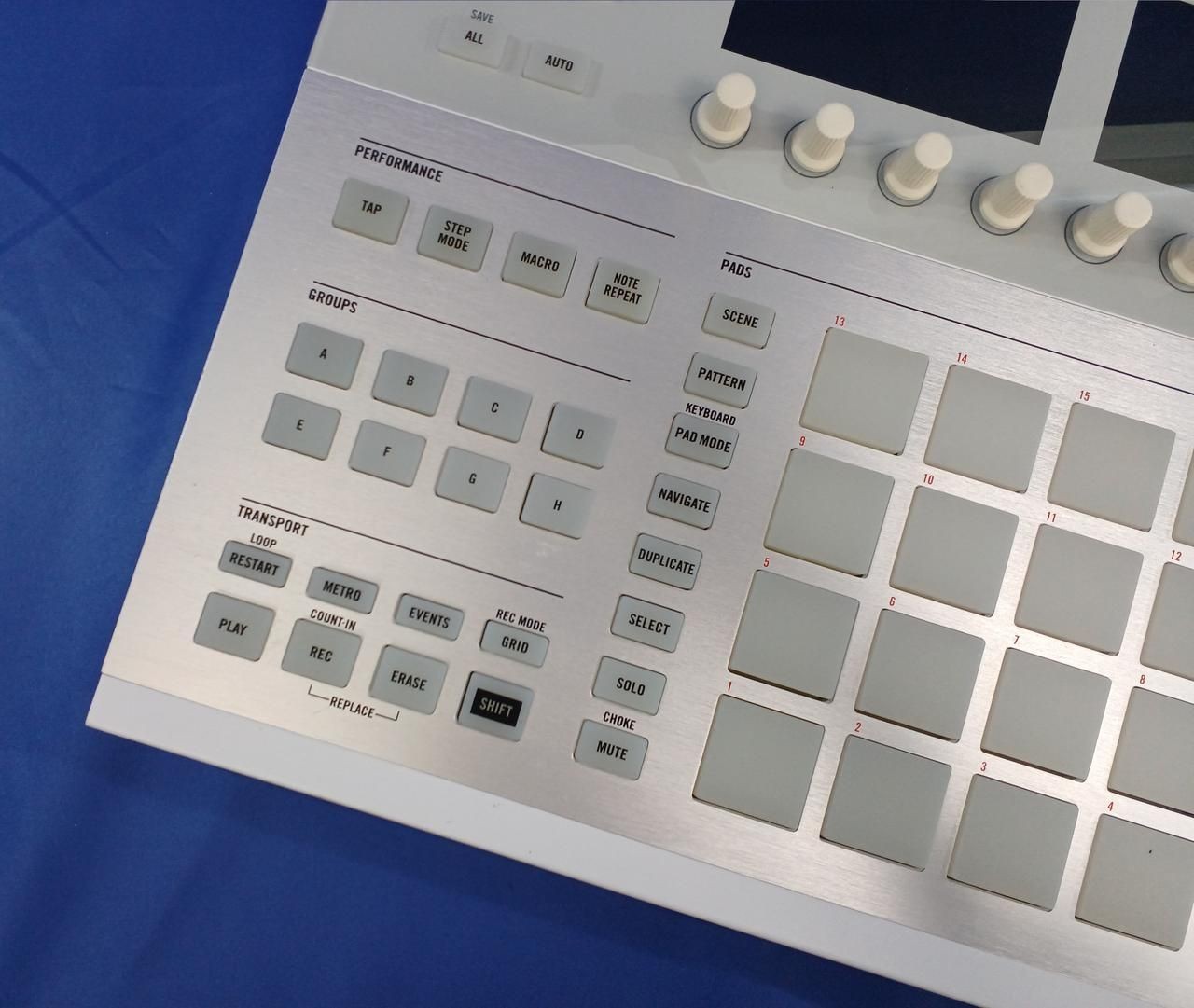 NATIVE INSTRUMENTS Junk Groove Making System MASCHINE STUDIO Used