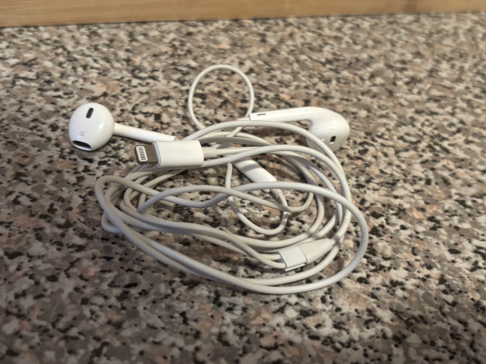 Genuine Apple EarPods Lightning Connector A1748 In-Ear Wired Headphones