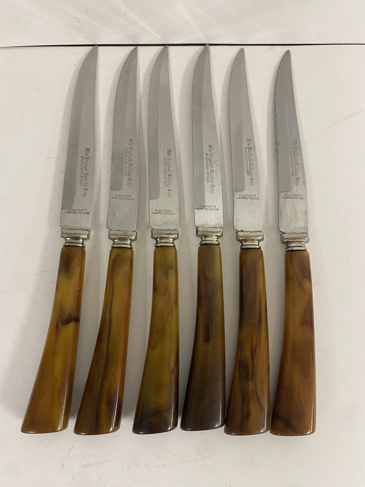 Old English Cutlery Corp Set of 8 SERRATED STEAK KNIVES w BAKELITE HANDLES 8.75"
