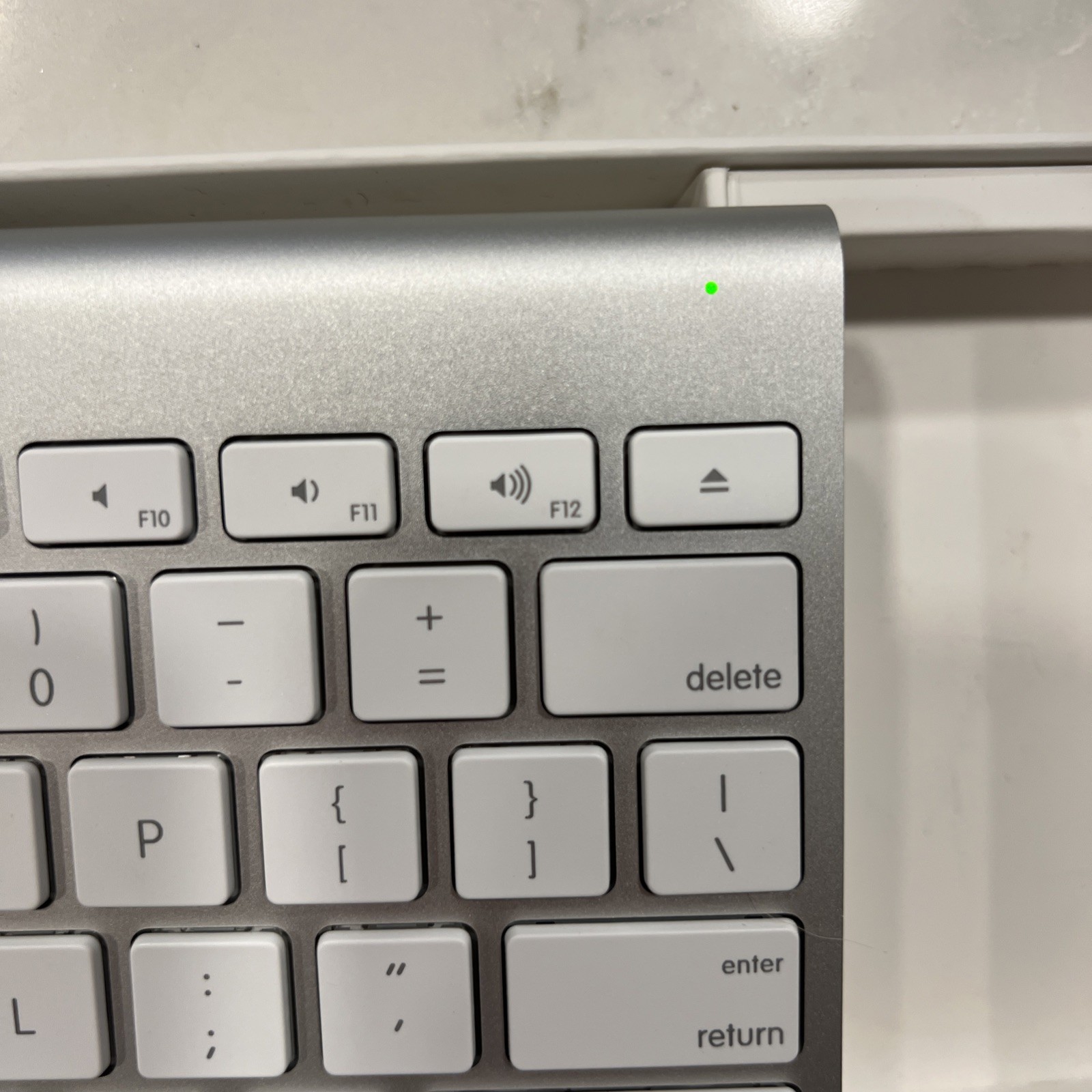 Genuine Apple A1314 Wireless Keyboard In Original Box Tested WORKING