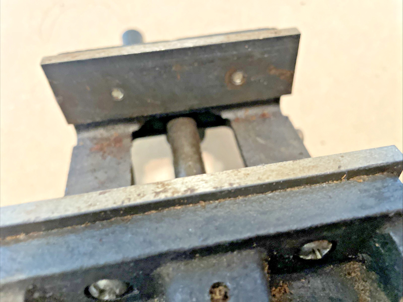 Industrial Cross-Slide Machine Vise with Base Metalworking Workholding Tool 100