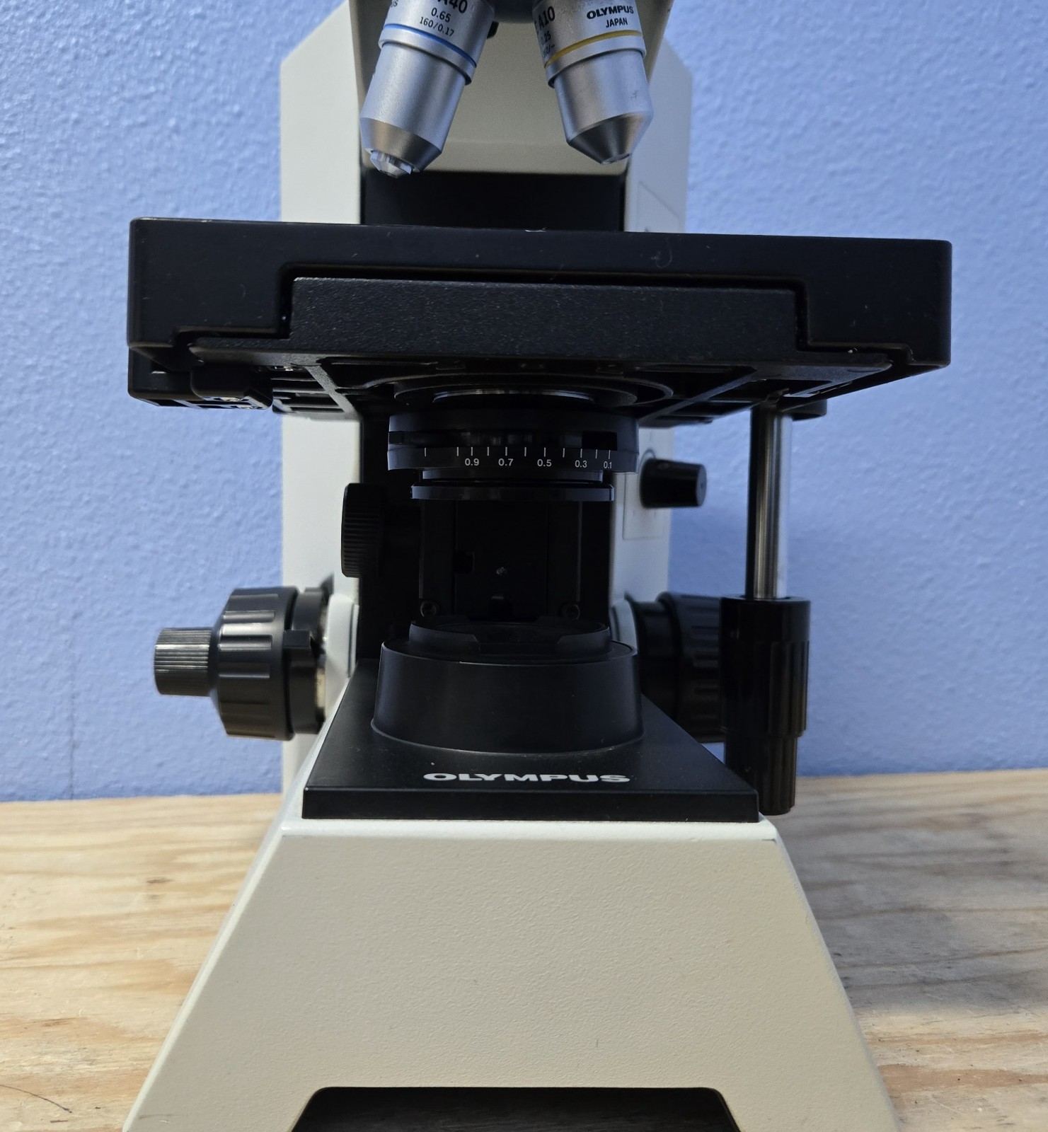 OLYMPUS CH30 CH30RF100 BINOCULAR MICROSCOPE W/OBJECTIVES 4 X 10X 40X (INV02)