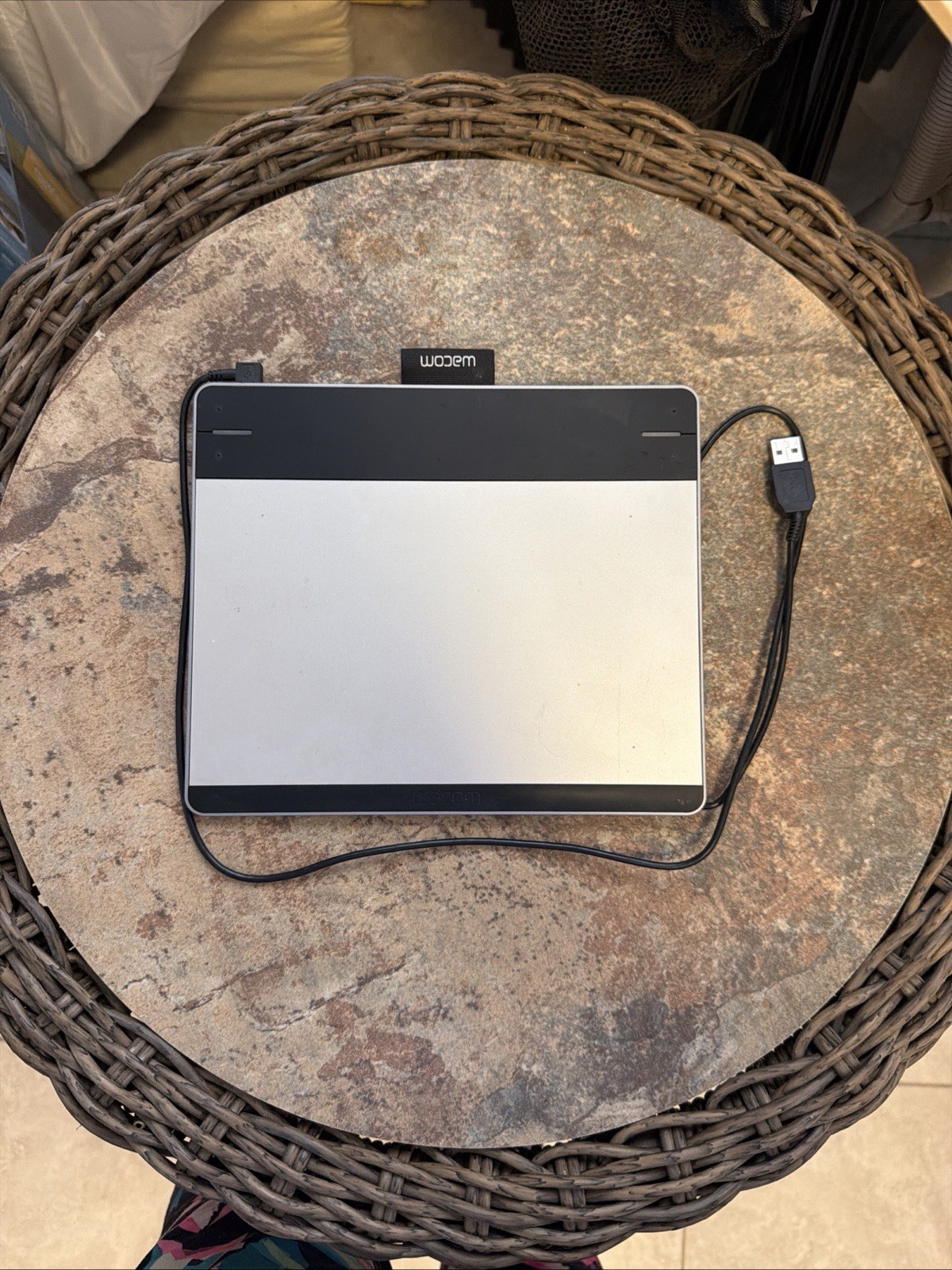 Wacom Intuos CTH-480 Touch Graphics Tablet with Cord-no pen