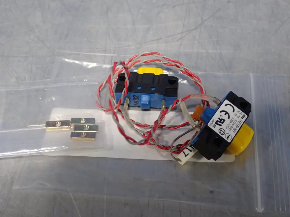 IDEC HE1B-M1 ENABLING SWITCH  12250270124