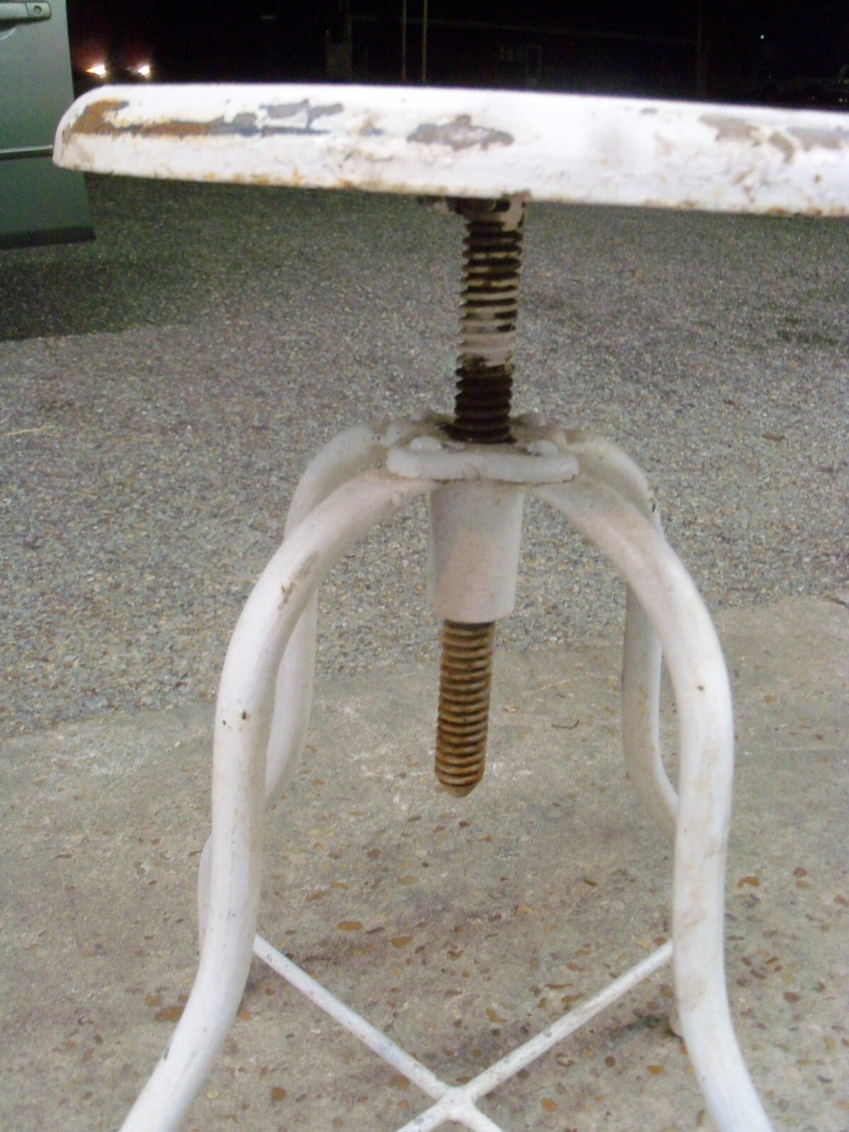 ANTIQUE METAL DOCTOR'S ADJUSTABLE STOOL (POSSIBLY 1930'S)