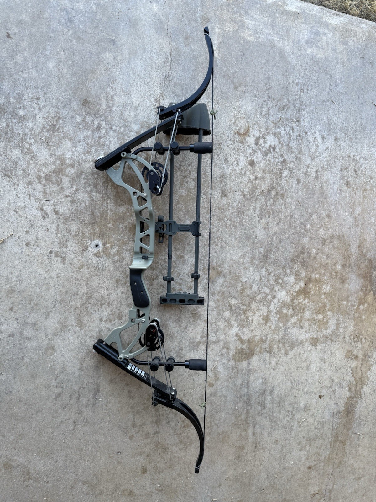 Onieda Archery Phenix Bow RH with Quiver and Rest