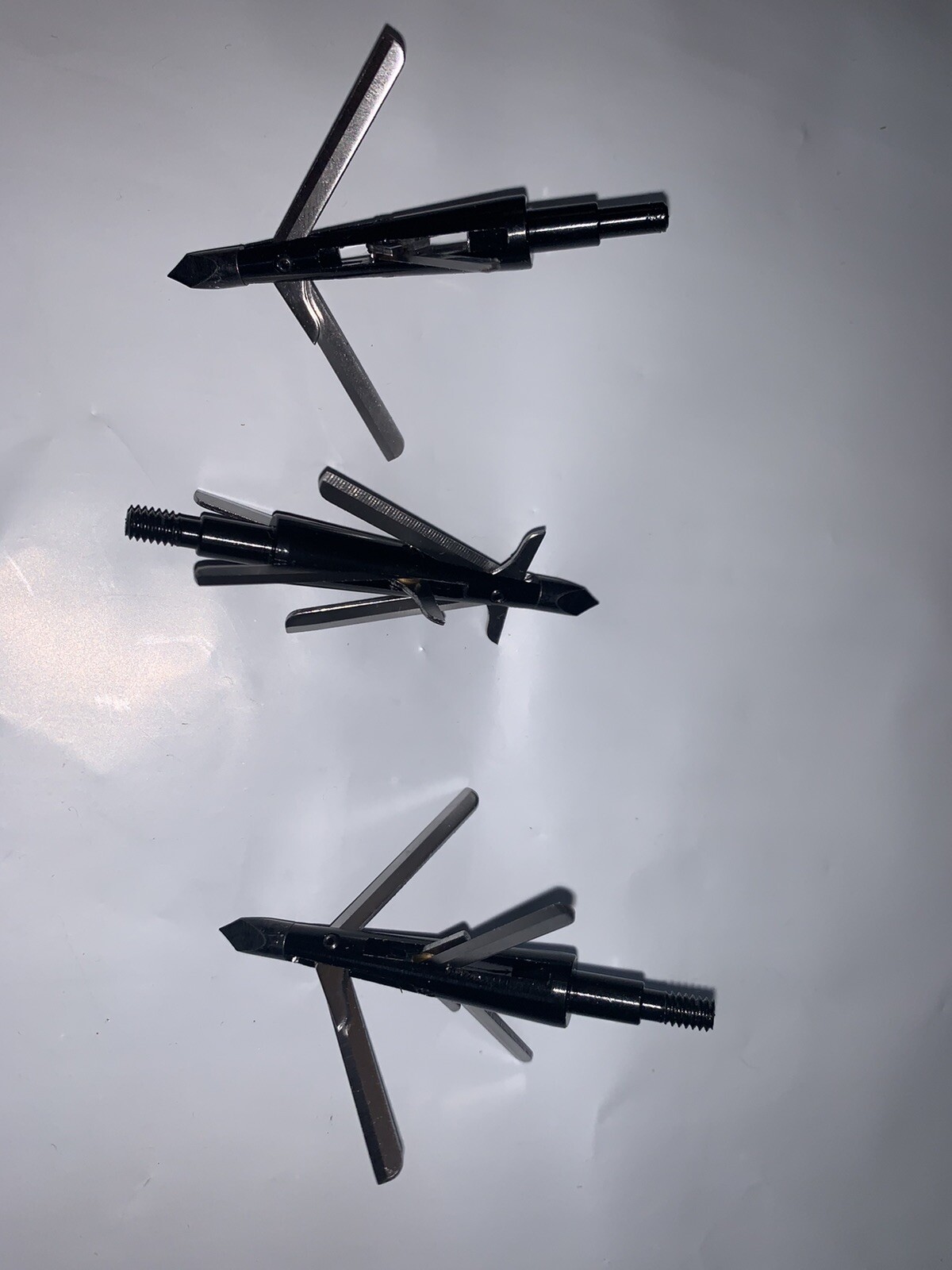 3)   Double Gator Broadheads. 2 X 2 Inch  100 Gr Like Shooting 2 Rage