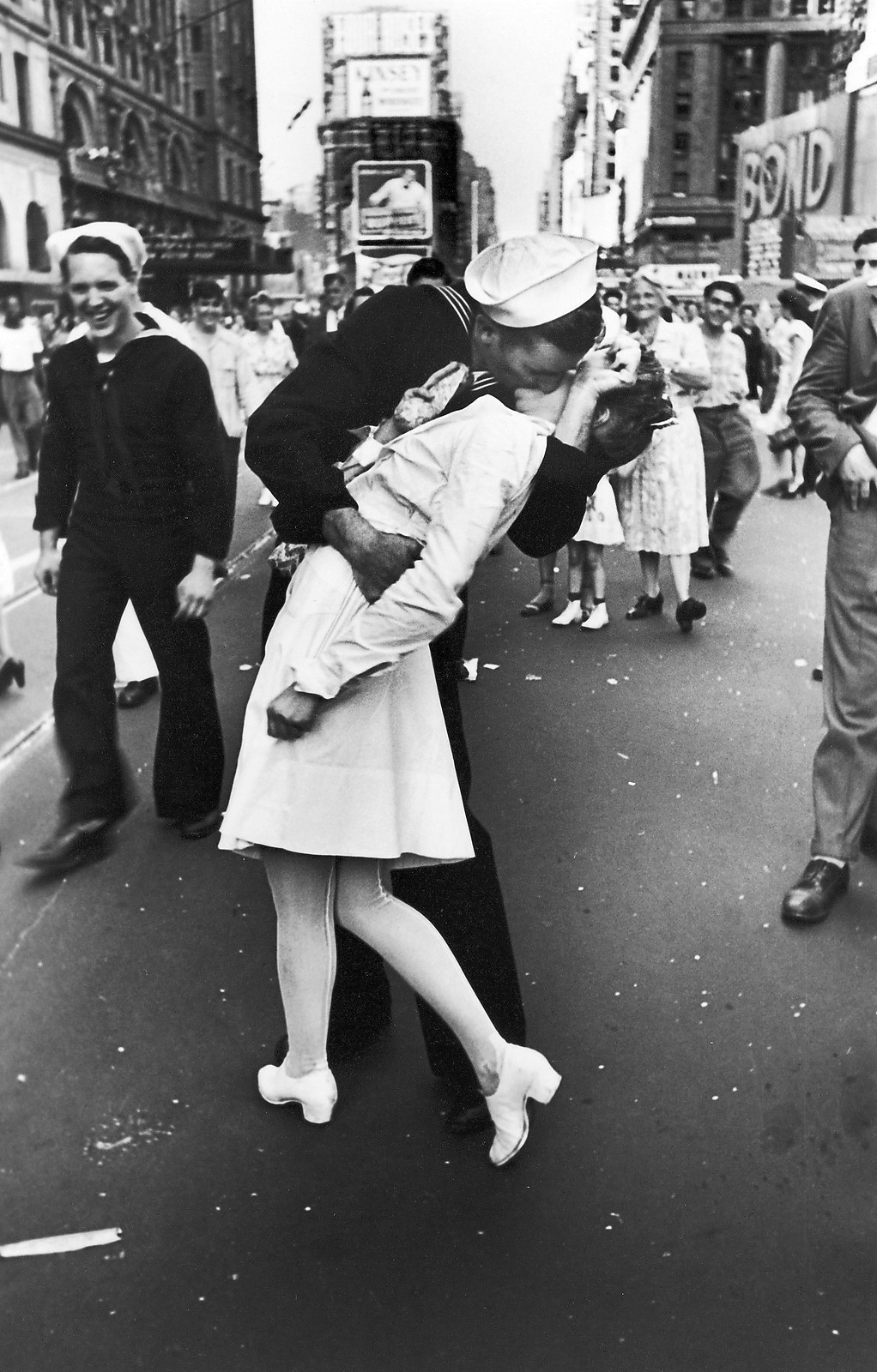 V-J Day Kiss # 10 - 8 x 10 Tee Shirt Iron On Transfer Sailor and Nurse