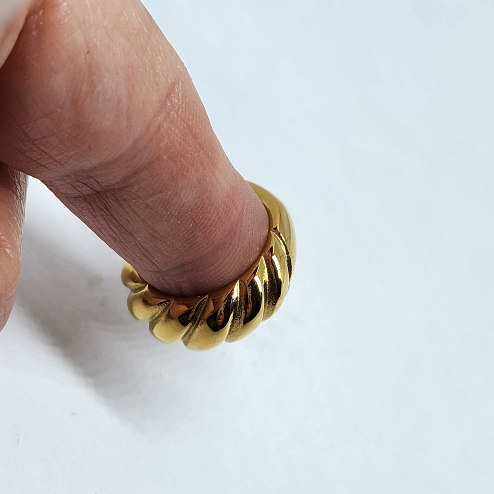 Fashion Ring Gold Tone Twist Shell Size 6.25