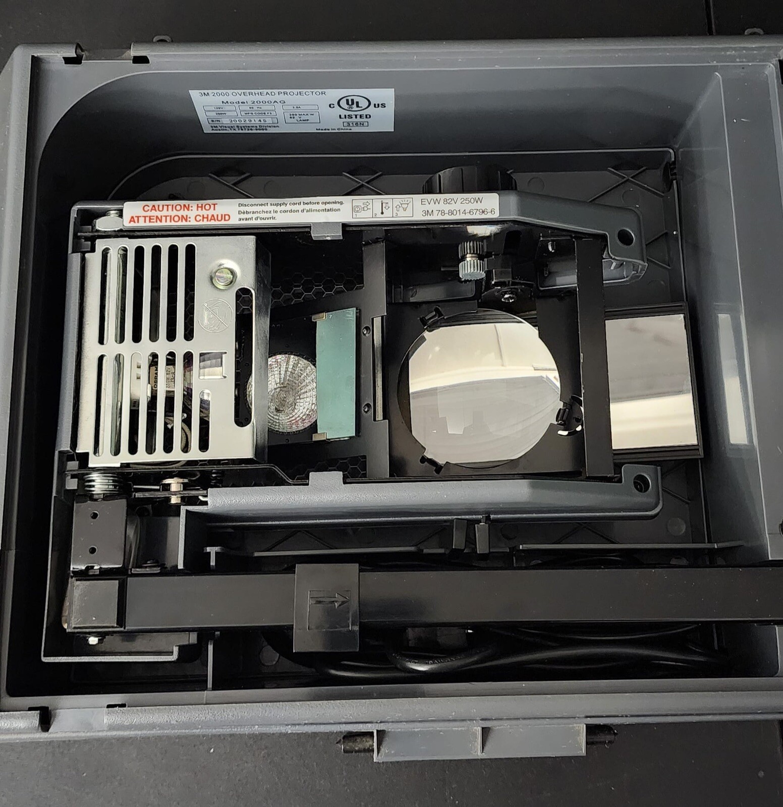 3M Visual Systems 2000 AG Portable Overhead Transparency Projector